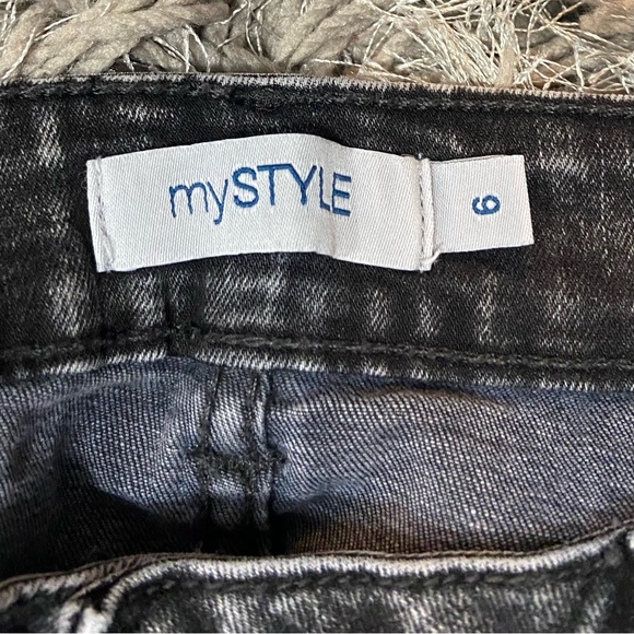 MyStyle women black denim front fly zip, pin tuck detail Jeans. Size 6. Used. - Picture 2 of 12